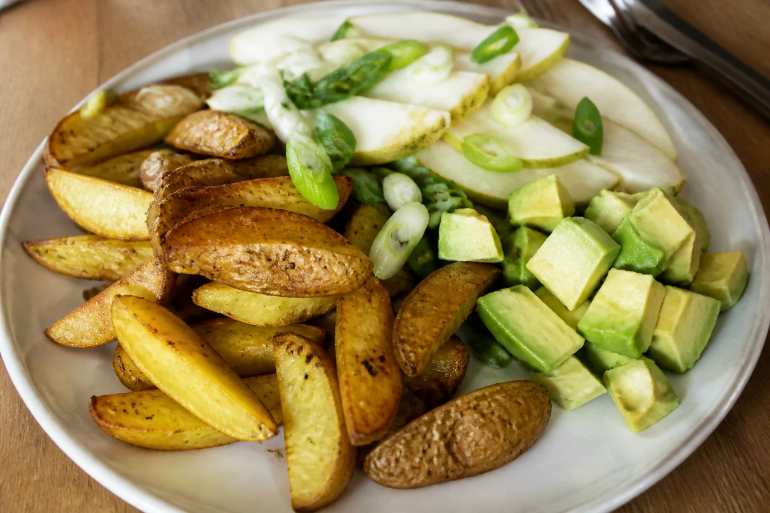 [Avondeten] Warme aardappelpartjes met avocado, peer en bosui